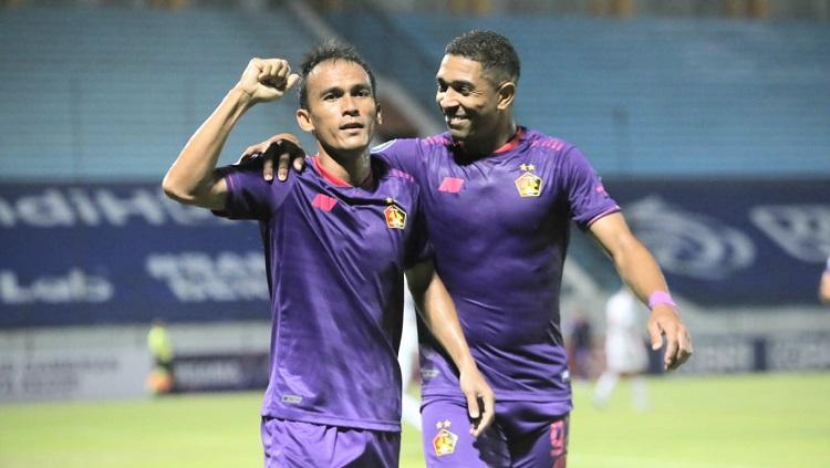 Selebrasi gol Faris Aditama bersama Dionatan Machado dalam laga Liga 1 antara Persik Kediri vs Persipura Jayapura. - INDOSPORT