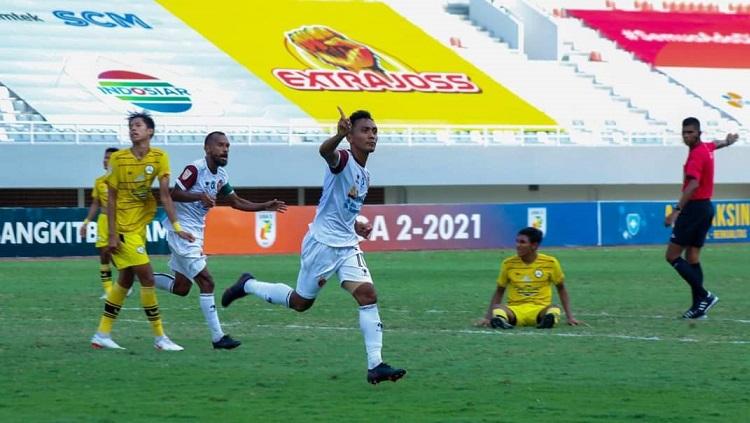 Indosport - Selebrasi gelandang Sriwijaya FC, Dedi Hartono, usai menjebol gawang KS Tiga Naga dalam pertandingan Liga 2, Kamis (21/10/21).