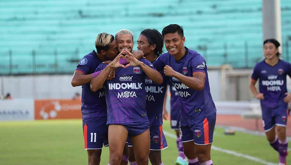 Selebrasi pemain Persita, Harrison Cardoso usai mencetak gol di BRI Liga 1.