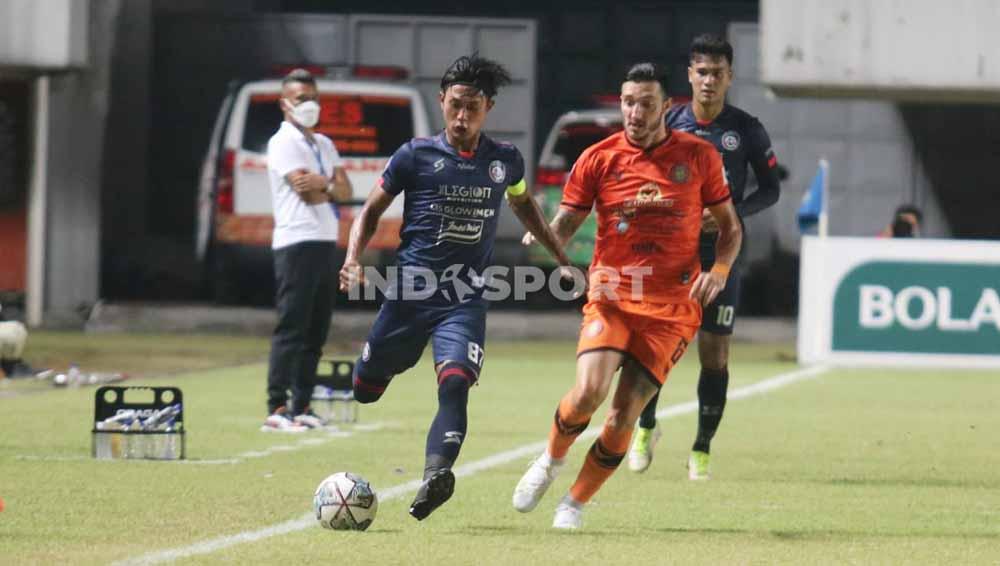 Aksi Johan Alfarizi dalam pertandingan antara Persiraja Aceh vs Arema FC di Stadion Maguwoharjo Sleman.