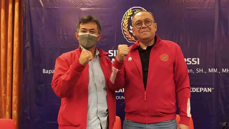 Tommy Apriantono (kiri) menggandeng Direktur Utama PT Liga Indonesia Baru (LIB), Akhmad Hadian Lukita (kanan) untuk pemilihan Ketua Umum dan Wakil Ketua Asosiasi Provinsi (Asprov) PSSI Jawa Barat untuk periode 2021-2025.