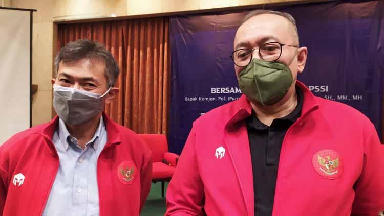 Tommy Apriantono (kiri) menggandeng Direktur Utama PT Liga Indonesia Baru (LIB), Akhmad Hadian Lukita (kanan) untuk pemilihan Ketua Umum dan Wakil Ketua Asosiasi Provinsi (Asprov) PSSI Jawa Barat untuk periode 2021-2025. (Arif)
