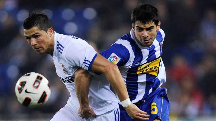 Jordi Amat saat melawan Cristiano Ronaldo.
