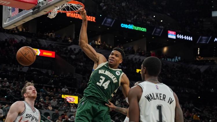 Dunk Giannis Antetokounmpo di laga Spurs vs Bucks, Minggu (24/10/21).