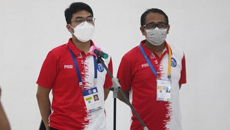 Perwakilan Kemenko Marves, Lalu Muhammad Andilla Rizky (kiri) didampingi Manajer bidang media PT LIB, Hanif Marjuni.