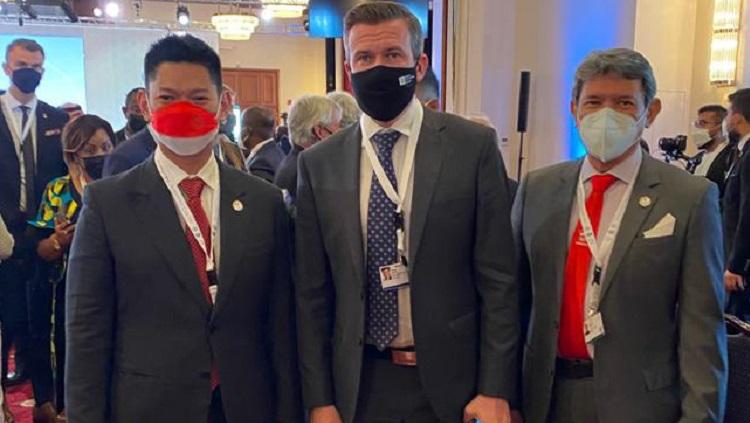 Ketua NOC Indonesia, Raja Sapta Oktohari, dan KE Rafiq Radinal bersama President WADA Witold BanÌka dalam ANOC General Assembly 2021.
