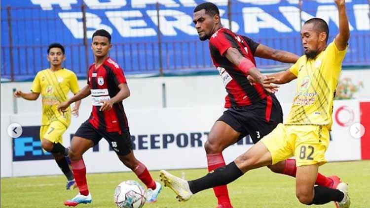 Beni Oktovianto berusaha menggagalkan aksi pemain Persipura