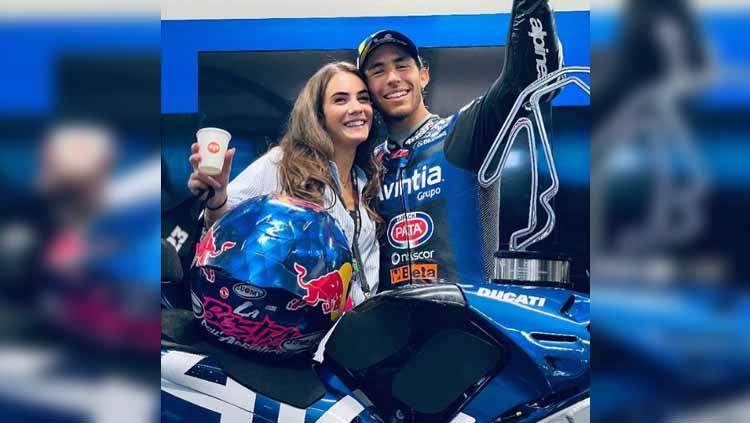 Pacar Enea Bastianini, Alice Ricci, merayakan keberhasilan sang pembalap di MotoGP Emilia Romagna 2021. - INDOSPORT