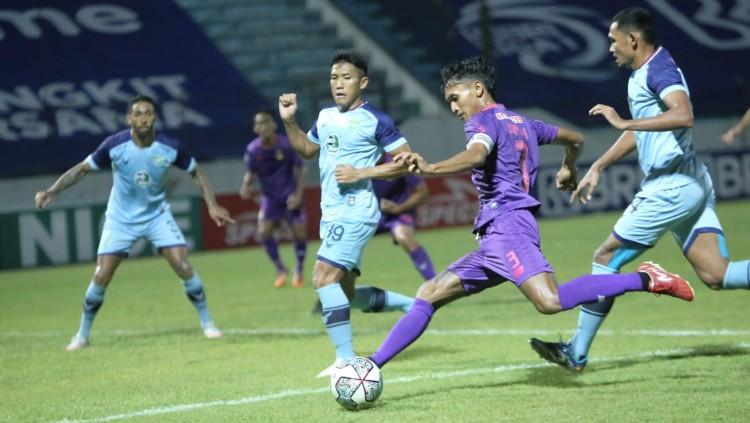 Aksi di laga lanjutan Liga 1 2021/22 Persela vs Persik, Senin (25/10/21).