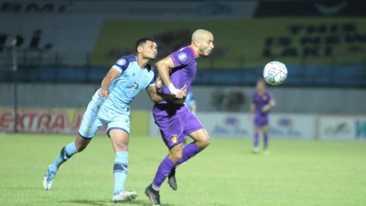 Aksi di laga lanjutan Liga 1 2021/22 Persela vs Persik, Senin (25/10/21).
