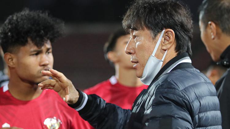 Pelatih Timnas Indonesia, Shin Tae-yong bersama Bagus Kahfi