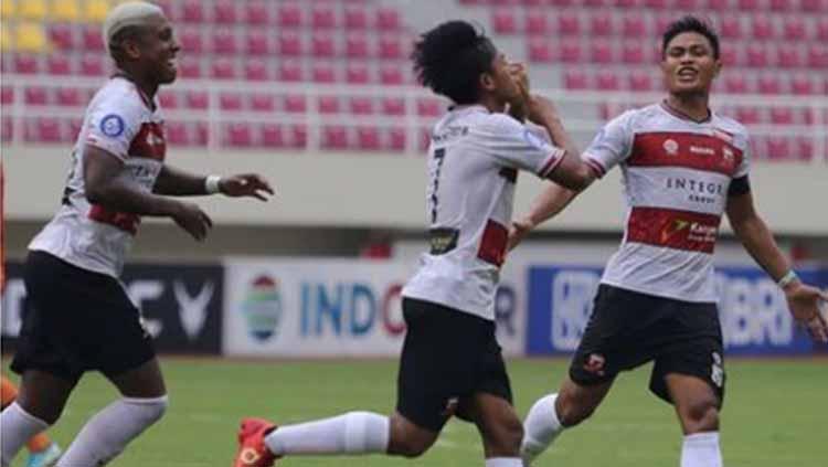 Selebrasi pemain Madura United, Bayu Gatra, dalam pertandingan Liga 1 melawan Persiraja Banda Aceh.