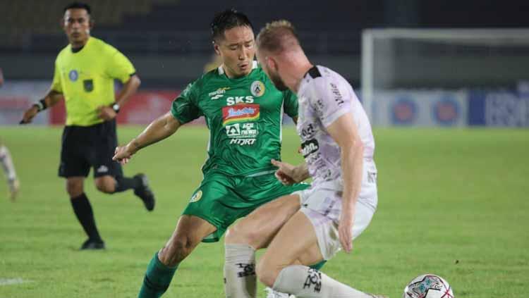 Bek PSS Sleman, Arthur Irawan menghalangi Melvin Platje