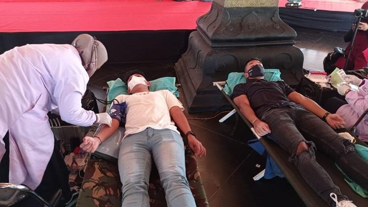 Manajemen Persis Solo menggelar kegiatan donor darah dalam memperingati Hari Sumpah Pemuda di Pendapa Balai Kota Surakarta, Kamis (28/10/21).