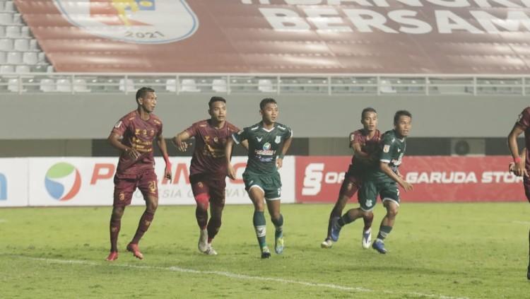 Duel perebutan bola di laga Liga 2 antara PSMS Medan vs Sriwijaya FC (28/10/21).