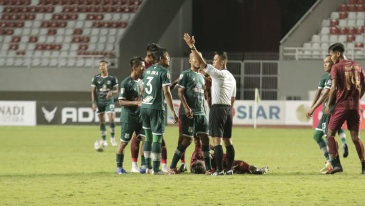 Aksi wasit yang memimpin laga PSMS Medan vs Sriwijaya FC (28/10/21).