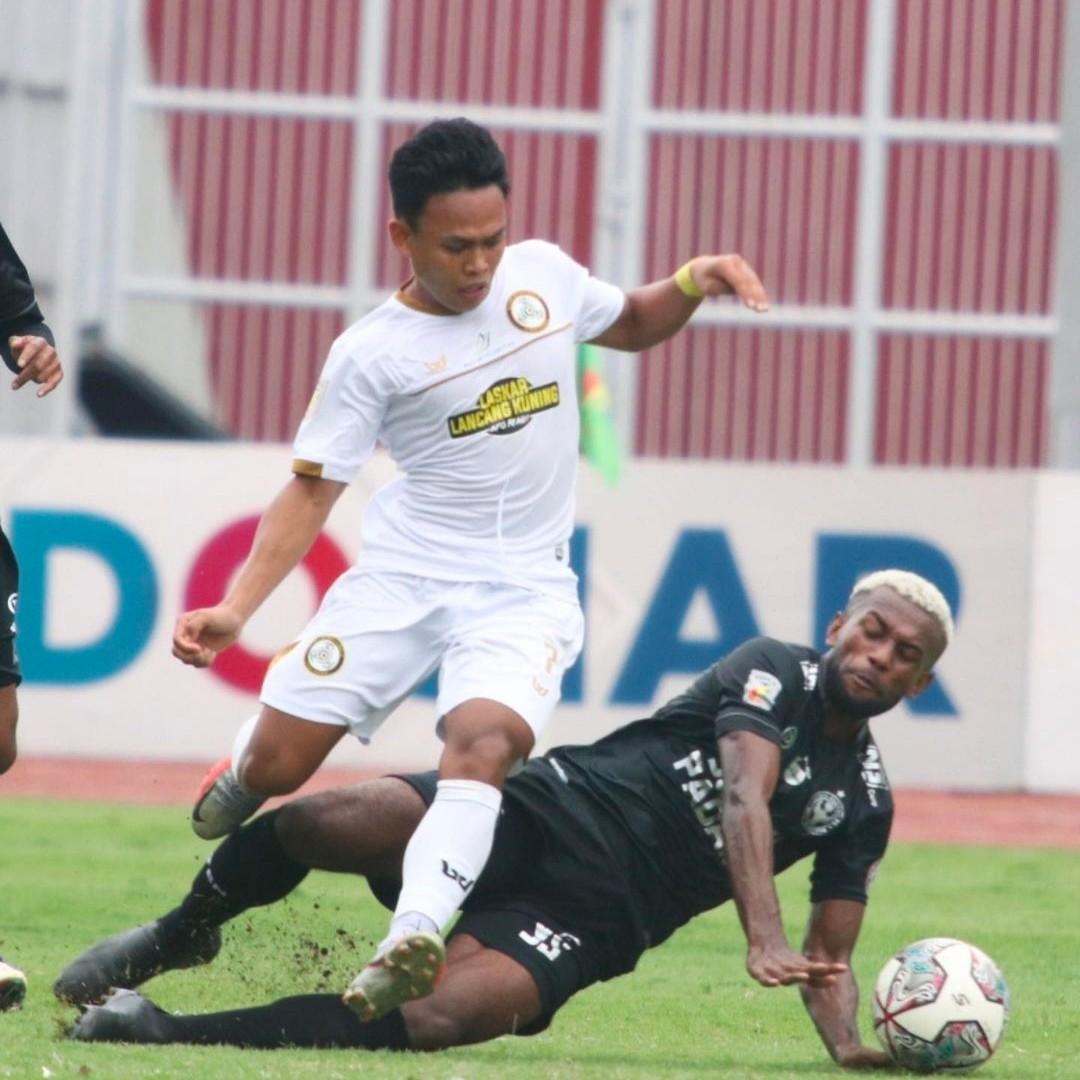 Duel yang terjadi di laga KS Tiga Naga vs Semen Padang (28/10/21). Copyright: MO Tiga Naga