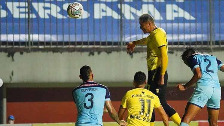 Duel udara pemain Barito Putera melawan Persela Lamongan.