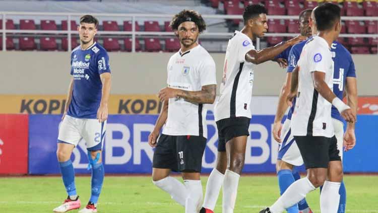 Gelandang asing asal Brasil, Hedipo Gustavo (tengah) sudah dua pertandingan absen memperkuat Persipura Jayapura di kompetisi BRI Liga 1 2021.