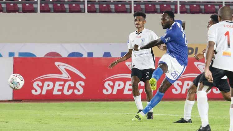 Geoffrey Castillon pada laga Persib vs Persipura pada pekan ke-10 Liga 1.