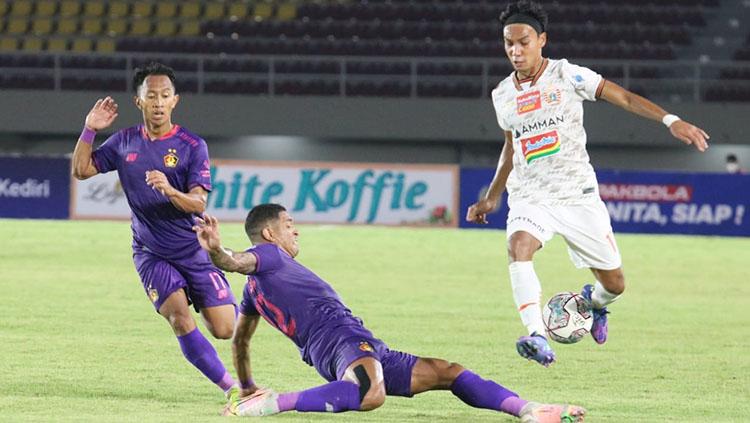 Gelandang Persik Kediri, Doinatan Machado berusaha menghentikan laju dari Winger Persija Jakarta, Novri Setiawan. INDOSPORT.COM/Nofik Lukman Hakim