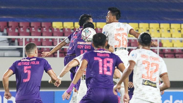 Duel pemain Persija Jakarta dengan Persik Kediri. INDOSPORT.COM/Nofik Lukman Hakim