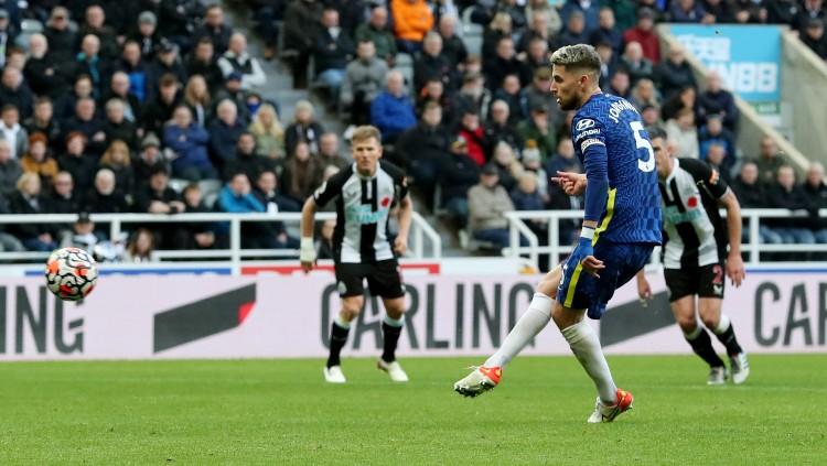 Jorginho mencetak gol ke gawang Newcastle United dari titik putih (30/10/21). Copyright: REUTERS/Scott Heppell
