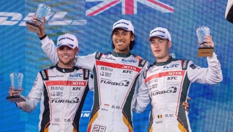Sean Gelael, Stofell Vandoorne dan Tom Blomqvist di podium juara 2 rd 5 FIA WEC 2021 Bahrain. - INDOSPORT