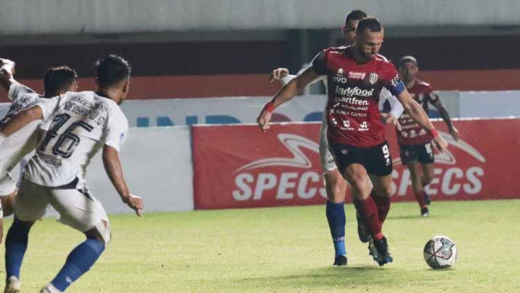 Penyerang Bali United, Ilija Spasojevic melepaskan tendangan ke gawang PSIS Semarang