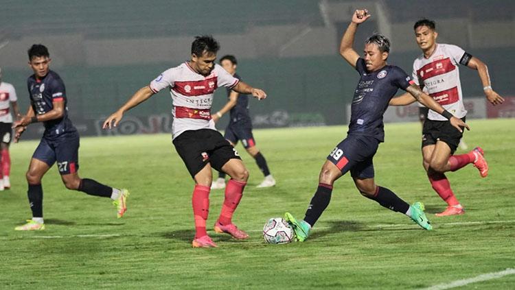 Terkenang hasil menyakitkan di pertemuan pertama, Andik Rendika Rama ingatkan Madura United untuk fokus pada 1 hal ini jelang duel melawan Arema FC di Liga 1. (Media Oficer Arema FC) - INDOSPORT
