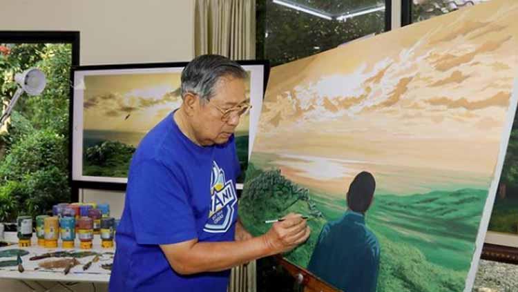 Susilo Bambang Yudhoyono mengekspresikan dirinya dengan melukis. - INDOSPORT