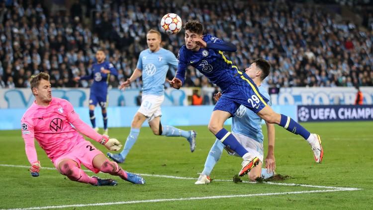 Kai Havertz berduel dengan bek dan kiper Malmo FF, Rabu (03/11/21).