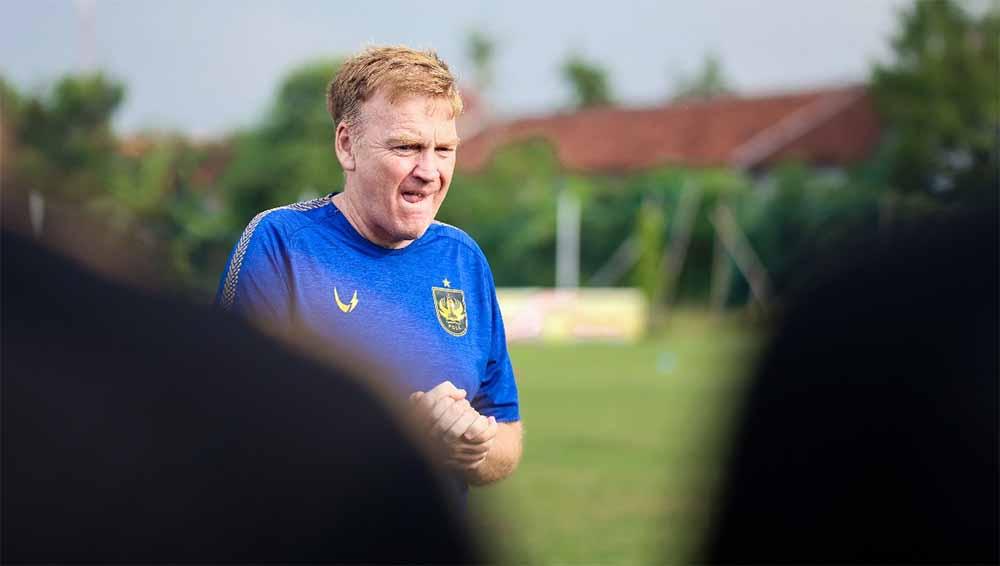 Pelatih PSIS, Ian Andrew Gillan saat memimpin anak asuhnya latihan pasca-laga lawan Bali United.