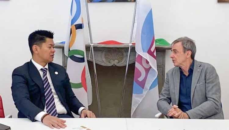 Presiden Federasi Sport Climbing Internasional (IFSC), Marco Scolaris (kanan), saat bertemu Ketua NOC Indonesia, Raja Sapta Oktohari.