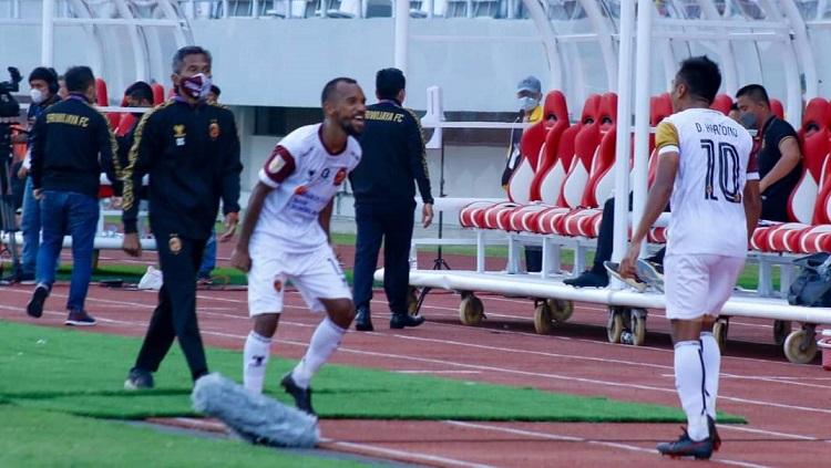 Kapten Sriwijaya FC, Nur Iskandar, bersama Dedi Hartono dalam pertandingan Liga 2.
