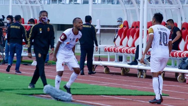 Kapten Sriwijaya FC, Nur Iskandar, bersama Dedi Hartono dalam pertandingan Liga 2. - INDOSPORT