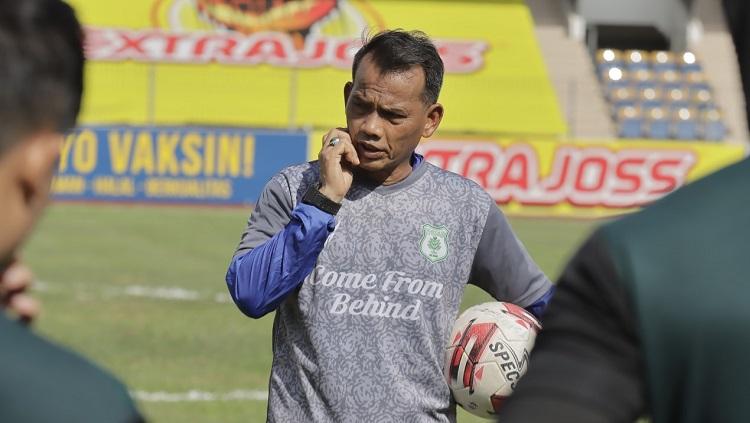 Pelatih PSMS Medan, Ansyari Lubis, memimpin latihan menjelang laga lanjutan Liga 2 2021.