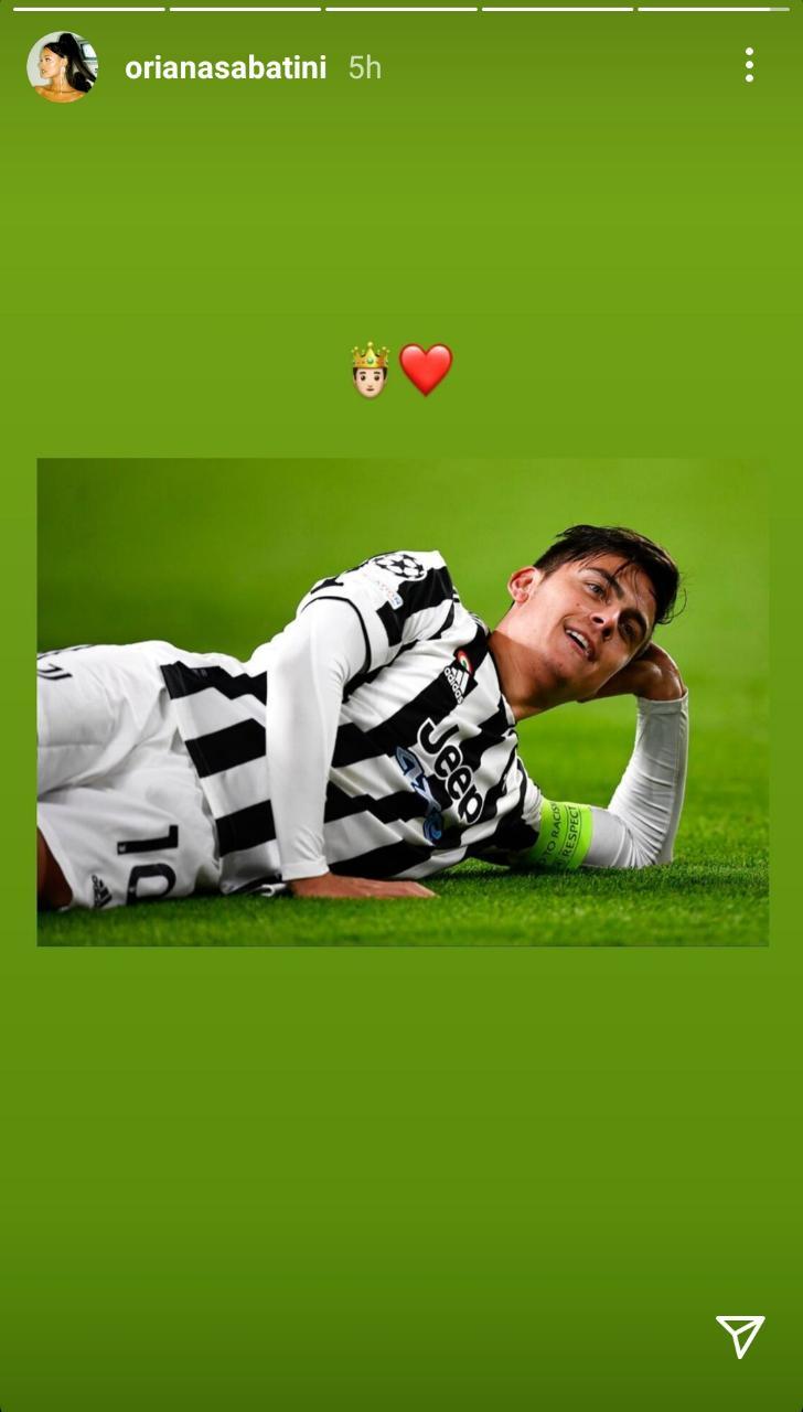 Oriana Sabatini memberikan kode mesra kepada Paulo Dybala. Copyright: instagram.com/orianasabatini/