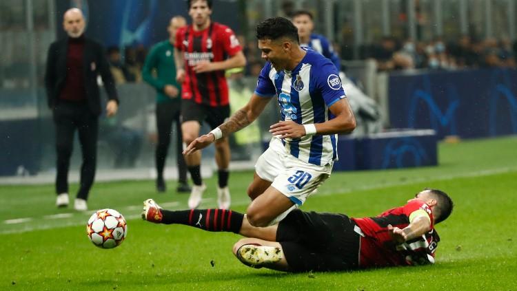 Alessio Romagnoli menekel Evanilson di laga AC Milan vs Porto, Kamis (04/11/21). - INDOSPORT