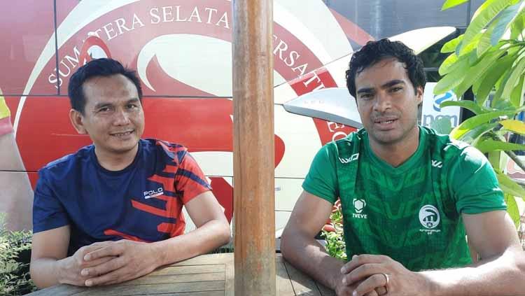 Pemain naturalisasi anyar Sriwijaya FC, Khairallah Abdelkbir, bersama Manajer Hendriansyah