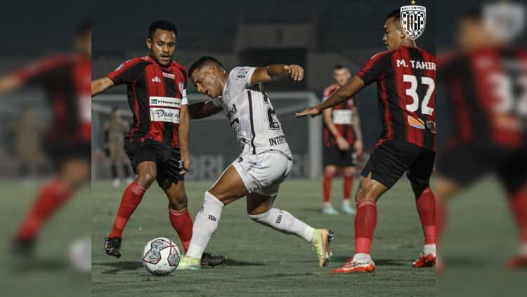 Pemain Bali United berusaha keluar dari dua pemain Persipura