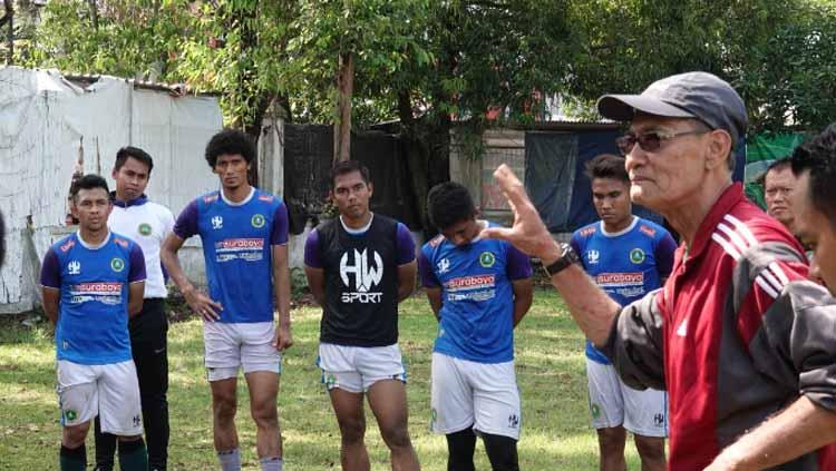 Freddy Muli bersama skuad Hizbul Wathan. HWFC akan menghadapi PSCS Cilacap dalam lanjutan Liga 2 di Stadion Manahan pada Senin (15/11/21).