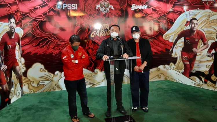 Ketua Umum PSSI, Mochamad Iriawan, menyerahkan surat laporan resmi kepada Polda Metro Jaya terkait adanya dugaan suap terhadap tim Liga 2, Perserang Serang. - INDOSPORT