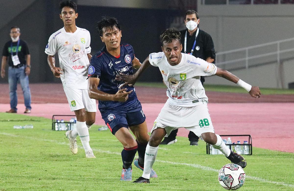 Gelandang Persebaya Surabaya, M Alwi Slamat (kanan_ berusaha melewati kawalan gelandang Arema FC, Jayus Hariono, dalam lanjutan BRI Liga 1 2021/2022 di Stadion Manahan Solo, Sabtu (06/11/21).