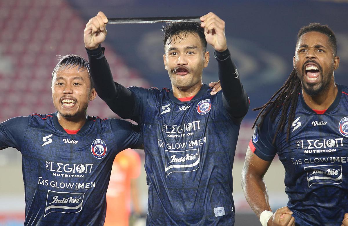 Selebrasi penyerang Arema FC, Muhammad Rafli, merayakan gol dalam lanjutan Liga 1 2021-2022 di Stadion Manahan Solo, Sabtu (6/11/21). - INDOSPORT
