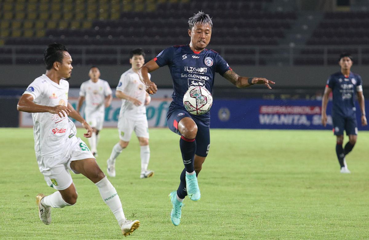 Penyerang Arema FC, Kushedya Hari Yudo berusaha melewati kawalan gelandang Persebaya, M Hidayat, dalam lanjutan BRI Liga 1 2021/2022 di Stadion Manahan Solo, Sabtu (06/11/21).