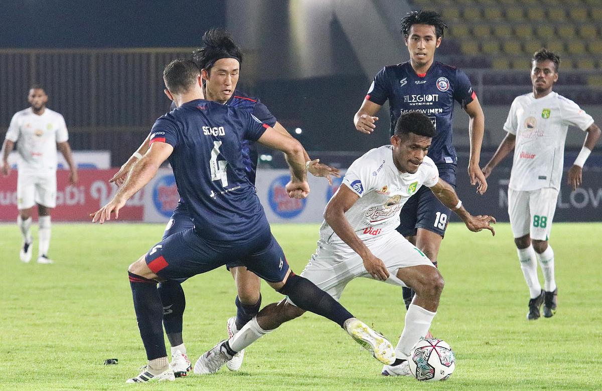 Gelandang Persebaya, Ricky Kambuaya melewati kawalan dua pemain Arema FC, dalam lanjutan BRI Liga 1 2021/2022 di Stadion Manahan Solo, Sabtu (06/11/21).