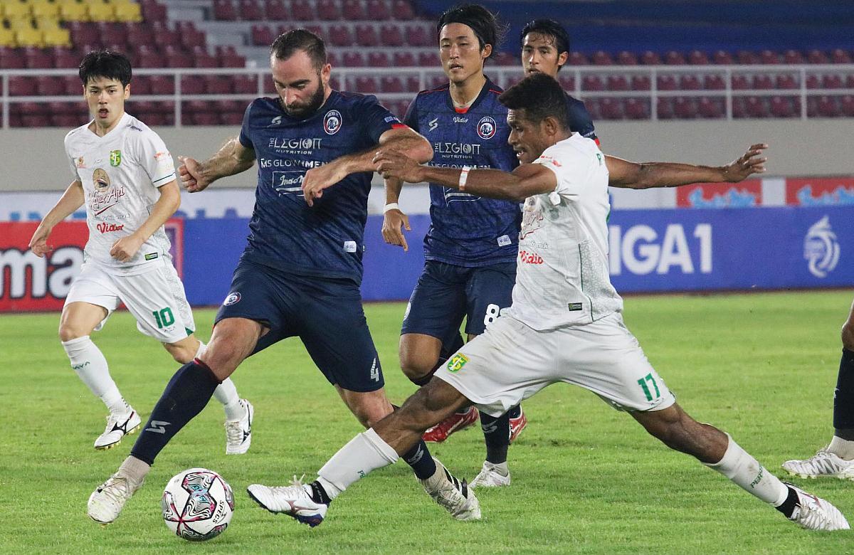 Perebutan bola bek Arema FC, Sergio Domingos dengan gelandang Persebaya, Ricky Kambuaya, dalam lanjutan BRI Liga 1 2021/2022 di Stadion Manahan Solo, Sabtu (06/11/21).