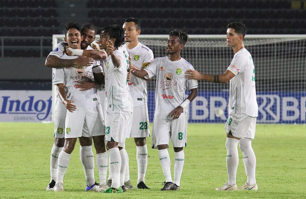 Selebrasi para pemain Persebaya merayakan gol Marselino Ferdinan ke gawang Arema FC, dalam lanjutan BRI Liga 1 2021/2022 di Stadion Manahan Solo, Sabtu (06/11/21).