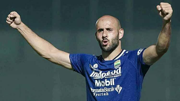 Indosport - Bintang Palestina, Mohammed Rashid, mengirimkan doa kepada Persib yang akan ditinggal 4 pilar termasuk dirinya sendiri saat menghadapi Arema FC di Liga 1.